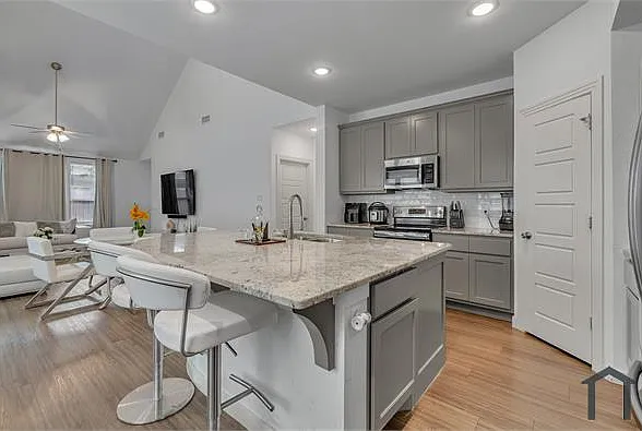 4 bed, 2622 sqft, $3,400 — Photo 4