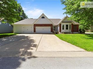 1708 SW Stonecreek Dr, Blue Springs, MO 64015