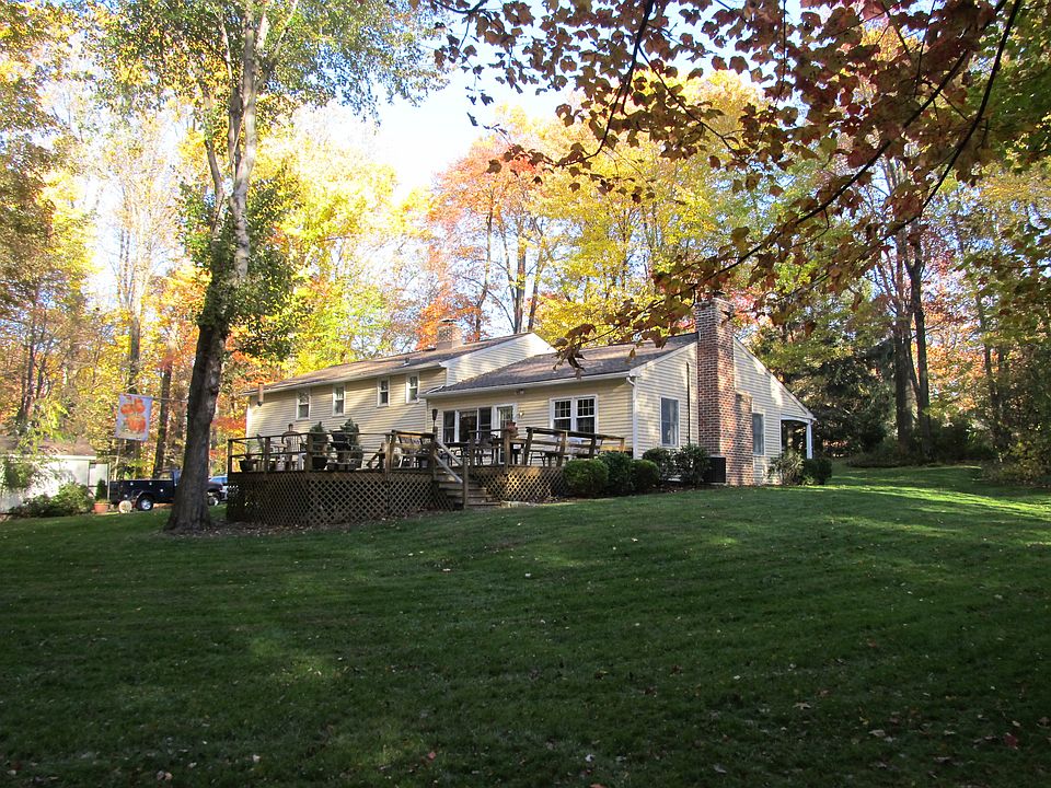 2nd image of 140 Hunting Hills Ln
