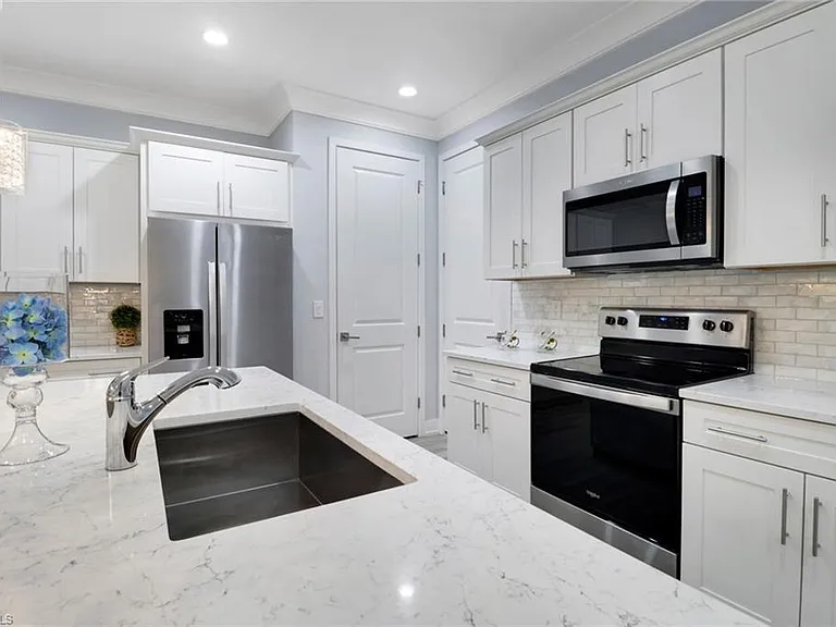 12973 Pembroke Dr — Photo 6