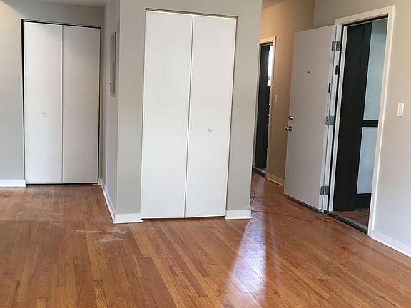 3rd image of 6700-04 N Artesian Ave #2E