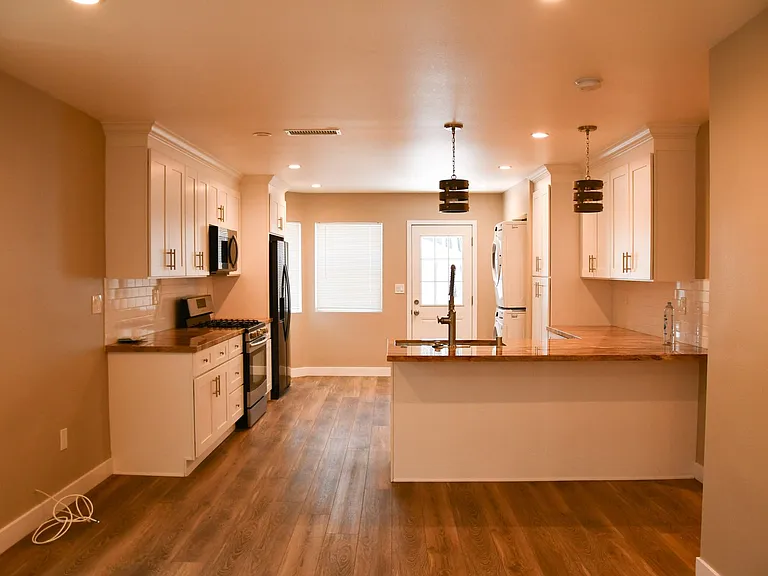874 N Orange St — Photo 5