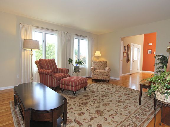4th image of 3100 Dahlia Ct