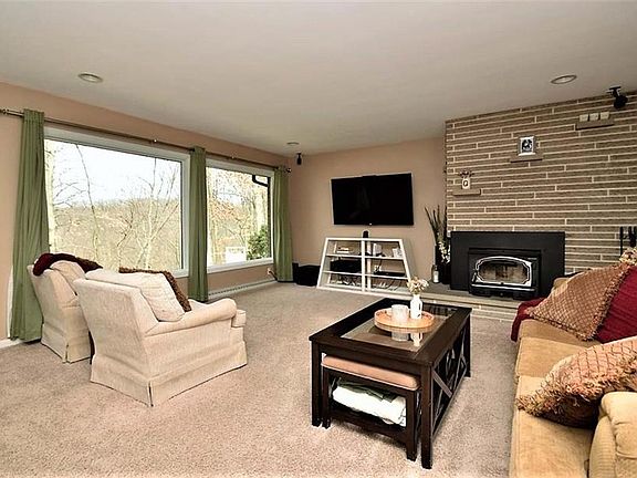 3rd image of 582 Winslow Ave