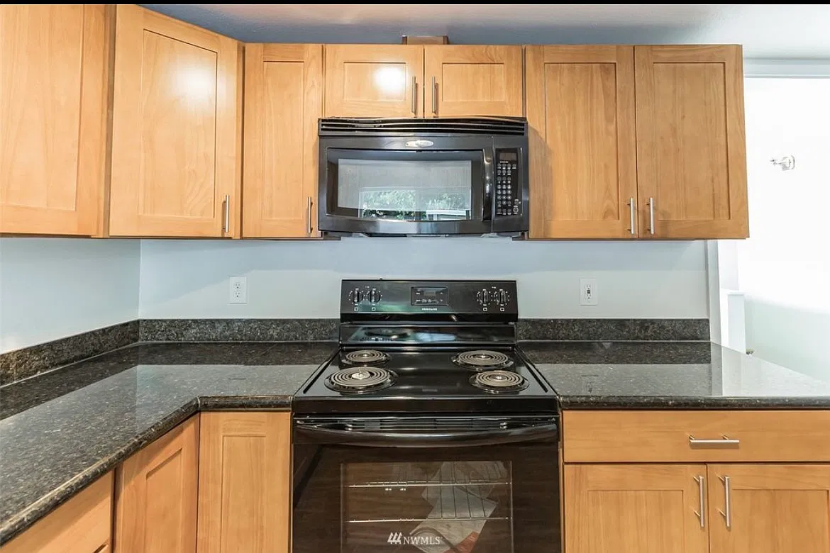 7 bed, 3500 sqft, $4,700 — Photo 4