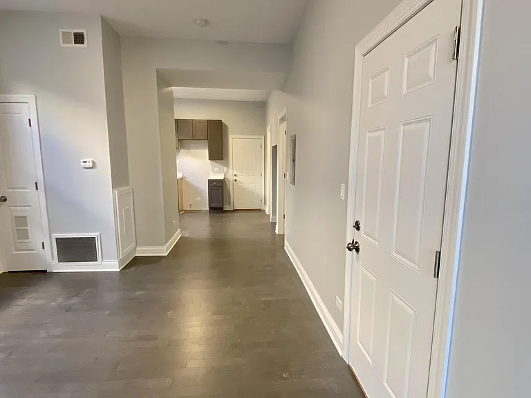 2027 N Sheffield Ave — Photo 7