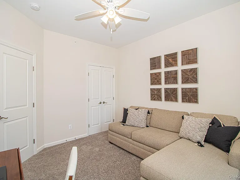 208 Ashley Ct — Photo 9