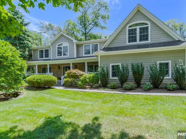 217 Navajo Dr, Wyckoff, NJ 07481