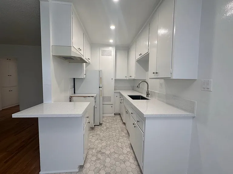 1219 Barry Ave #2 — Photo 6