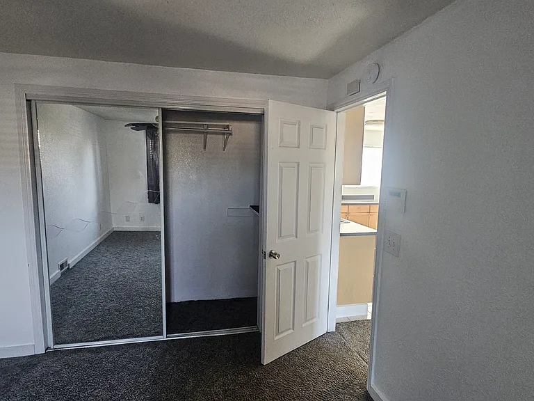 982 Kern Ct — Photo 5