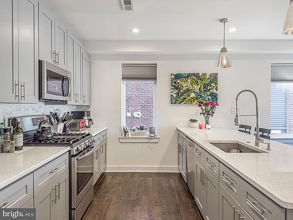 5th image of 1910 E Hagert St #2