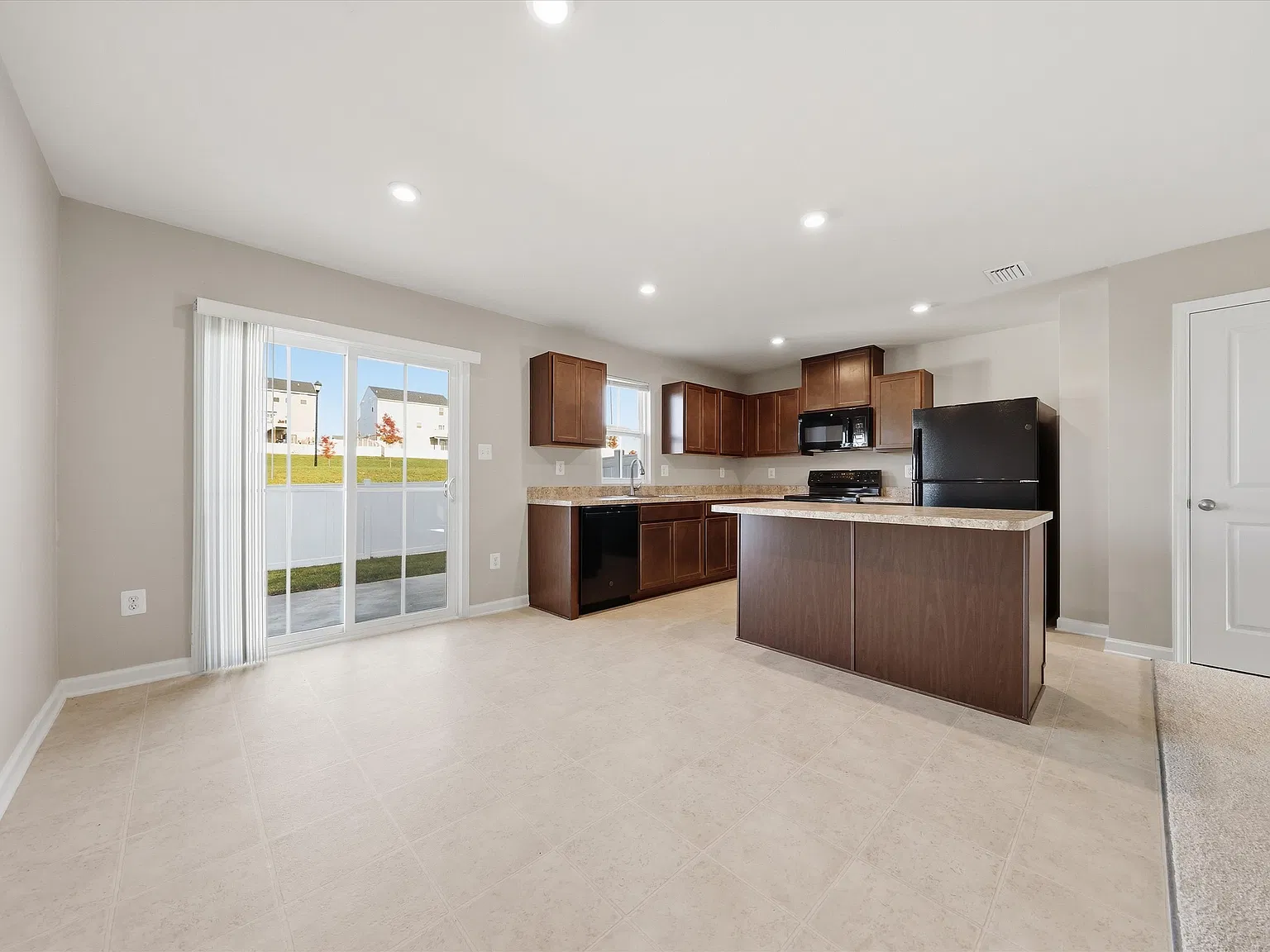 3 bed, 2.5 bath, 1432 sqft, $2,000 — Photo 4
