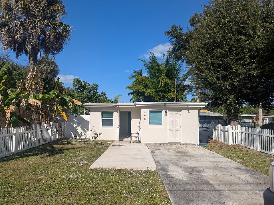 Front with space for 3 to 4 vehicles