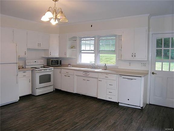4th image of 39 Mayfair Ln
