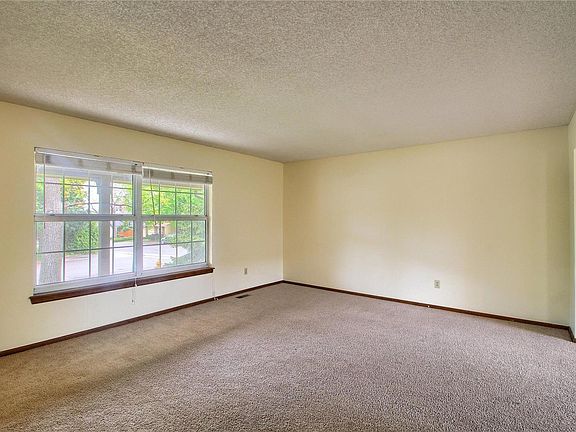 4th image of 451 E Irwin Ave