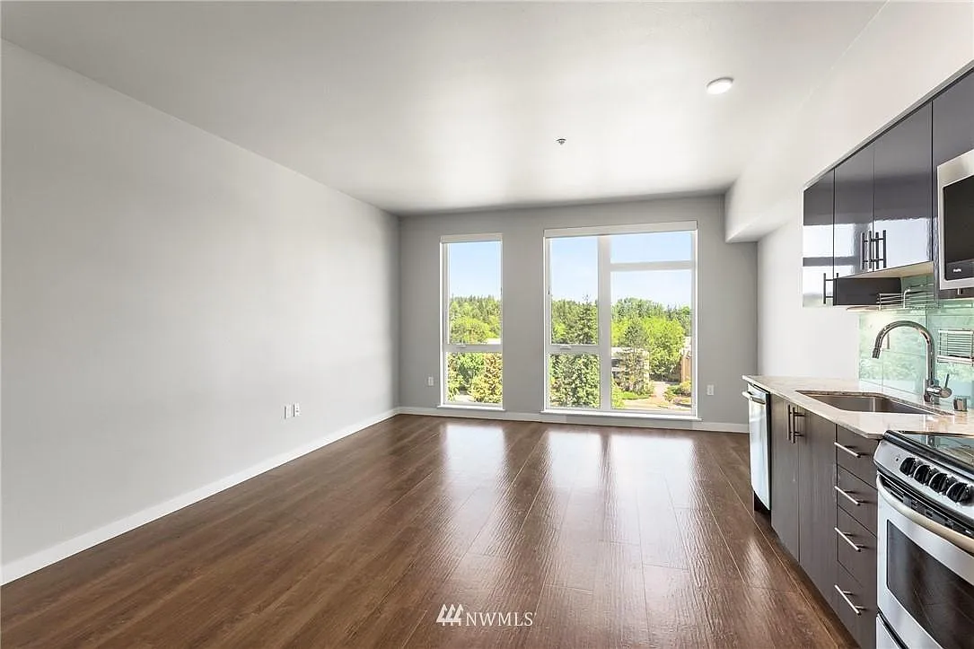 1085 103rd Ave NE — Photo 4