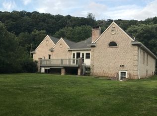 6 Airlane Dr, Coraopolis, PA