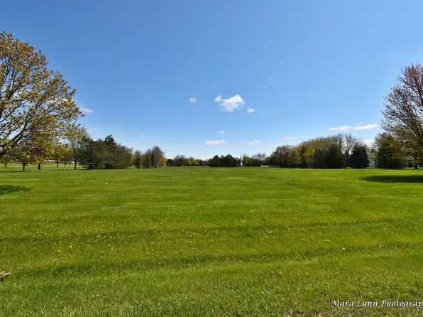 37133 N Fox Hill Dr, Wadsworth, IL 60083