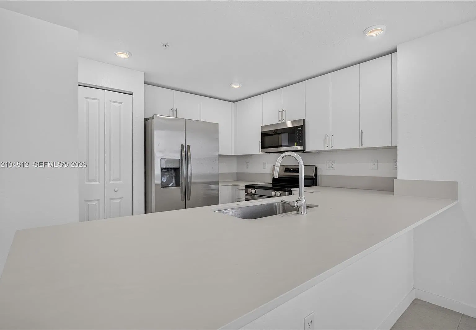 3 bed, 3.5 bath, 1600 sqft, $3,000 — Photo 4