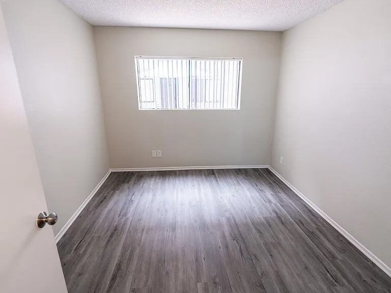 18400 Prairie Street — Photo 13