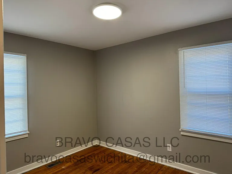 2232 S Glendale St — Photo 9