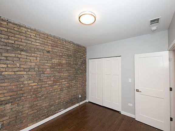 3rd image of 858-2B W Barry Ave
