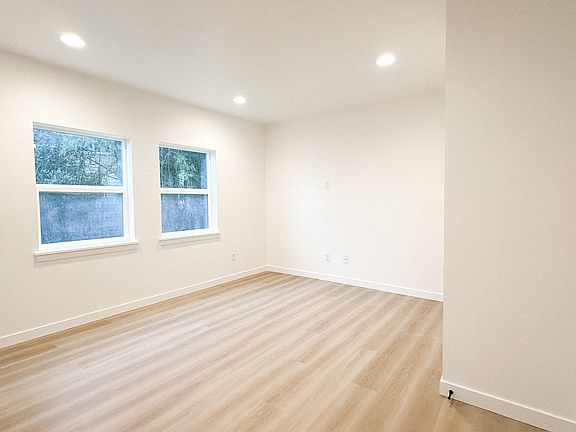 3rd image of 10606 Des Moines Memorial Dr S #A