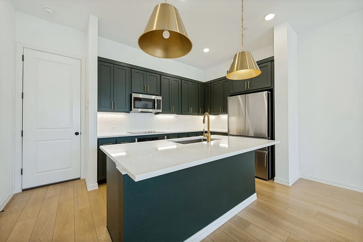 3 bed, 2.5 bath, 1712 sqft, $2,900 — Photo 3