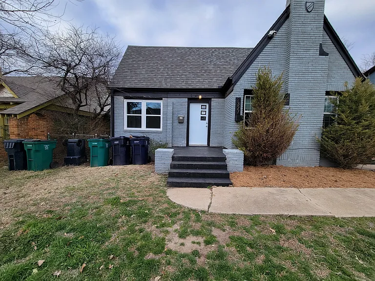 2327 NW 21st St — Photo 2
