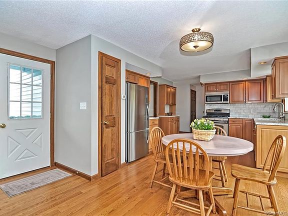 4th image of 41 Wildwood Ln