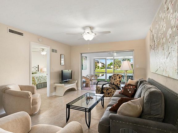 4th image of 372 Charlemagne Blvd #102