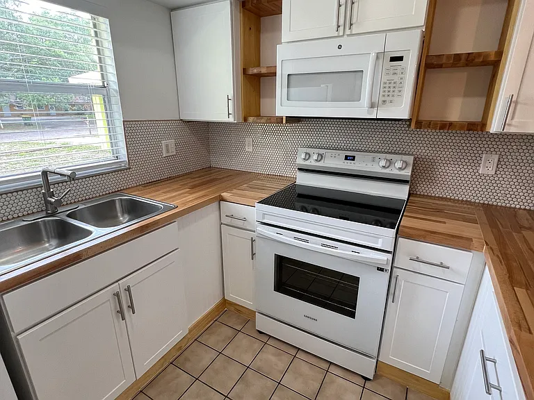 917 Royal Palm Dr — Photo 3