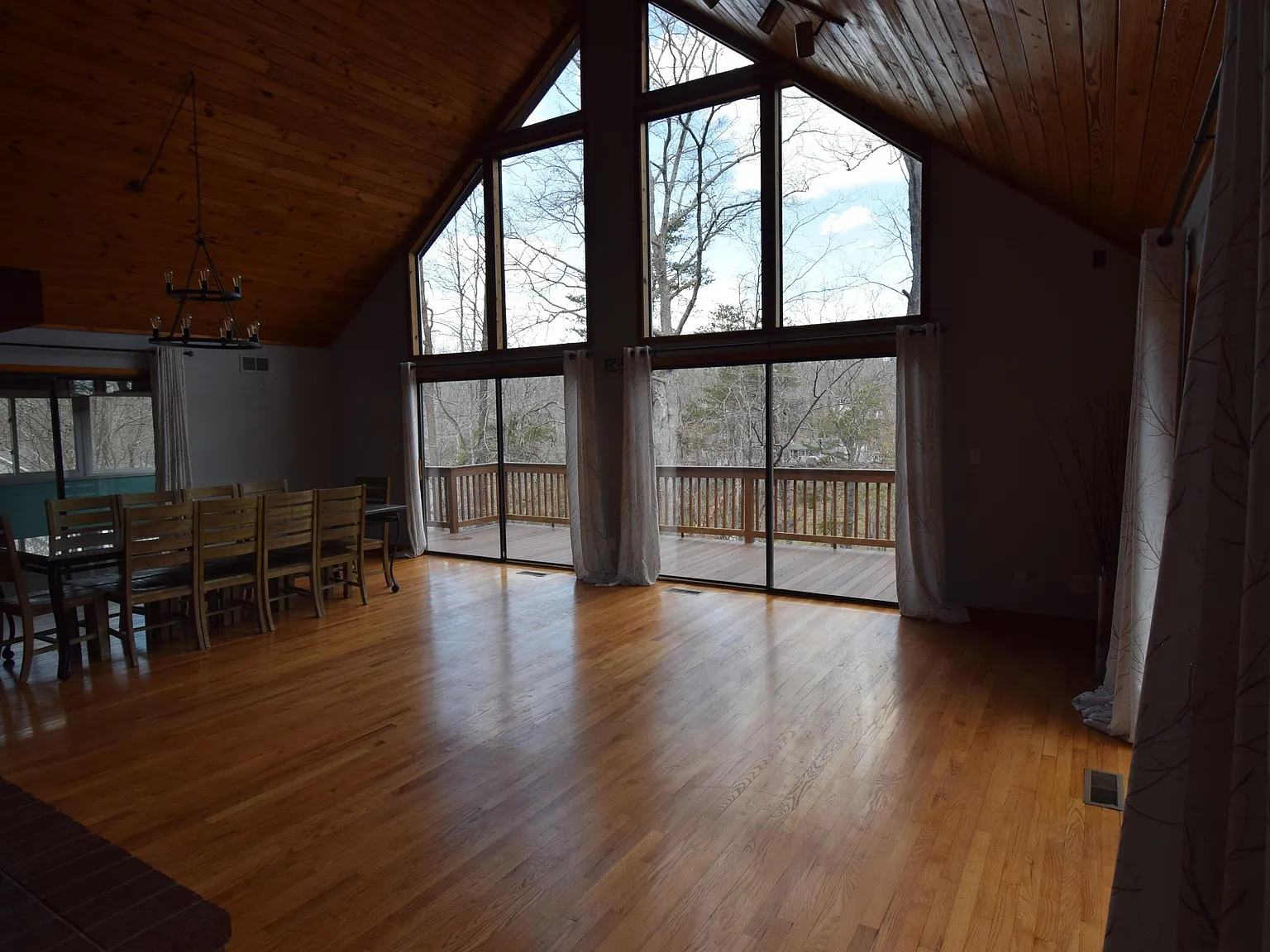 3 bed, 2.0 bath, 1601 sqft, $2,300 — Photo 3