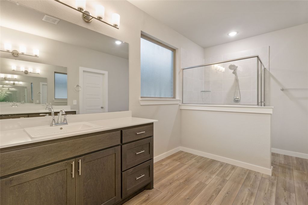652 Congressional Ave, Red Oak, TX - More