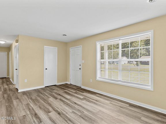 5th image of 4737 Oakview Drive SE