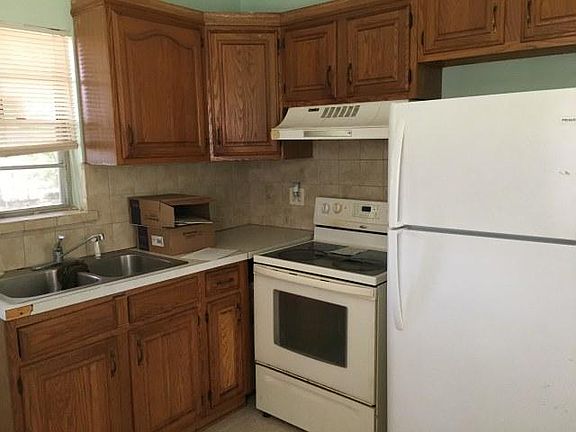2nd image of 1052 Detroit St