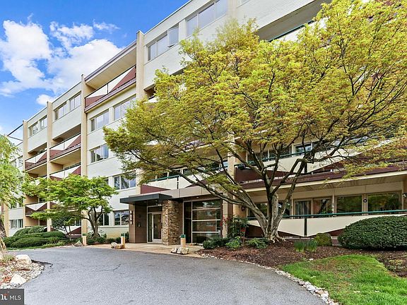 3rd image of 4720 Chevy Chase Dr APT 103