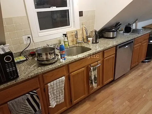 1105 Cambridge St Photo 1