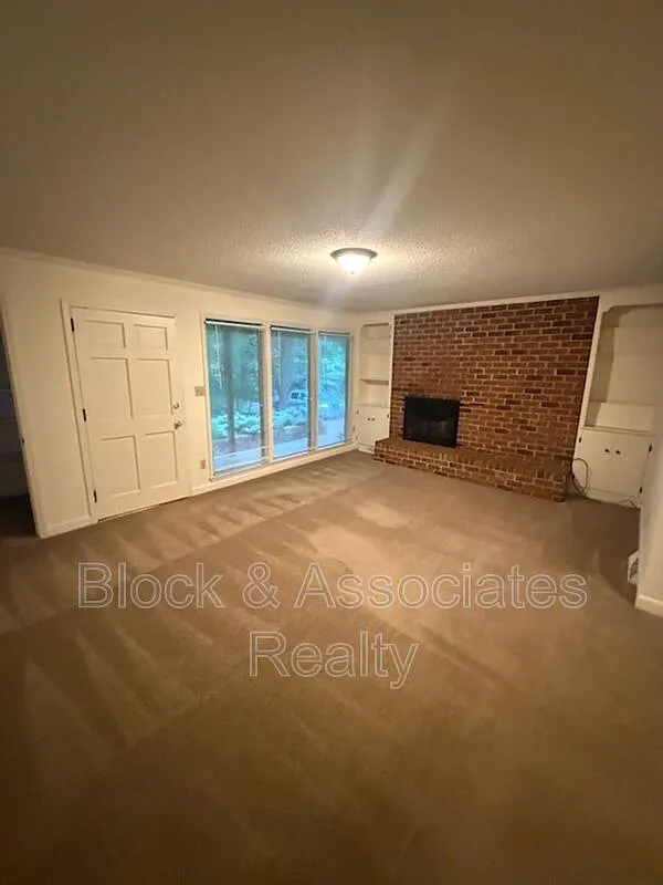 2 bed, 1.0 bath, $1,095 — Photo 2