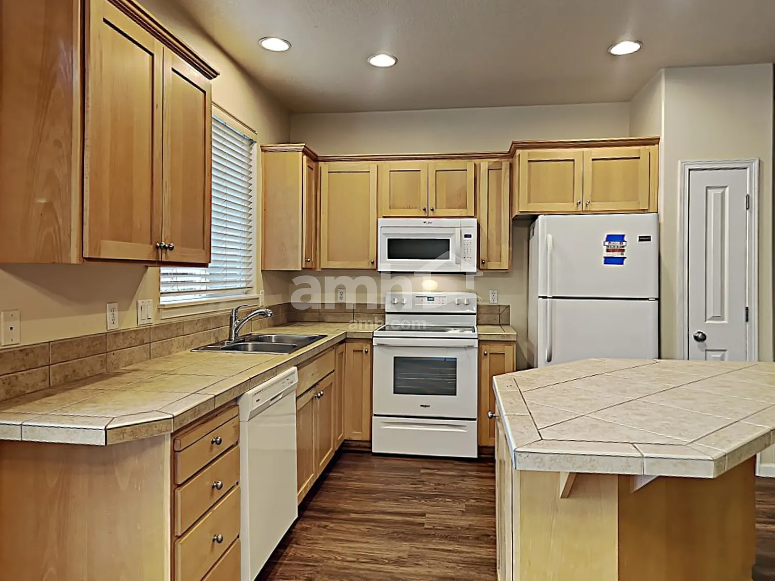 3 bed, 2.5 bath, 1521 sqft, $2,660 — Photo 3