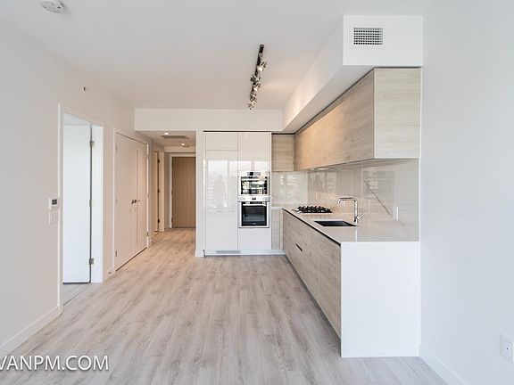3rd image of 2085 Skyline Ct #2603