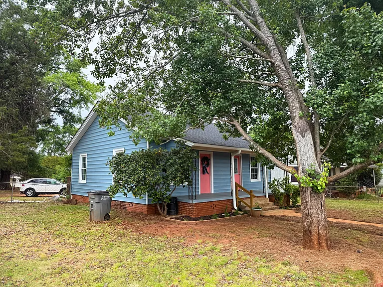 216 Lester Ave — Photo 2