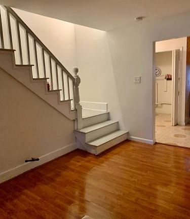5th image of 221 Baker St