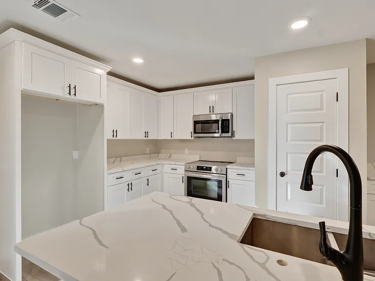 209 W 9th St — Photo 9