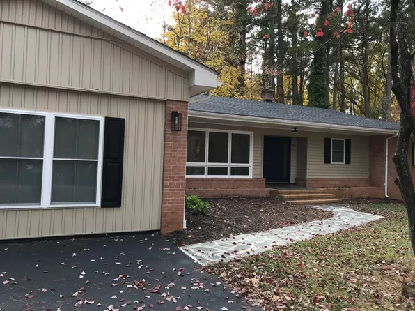 909 Parkview Dr, South Hill, VA 23970