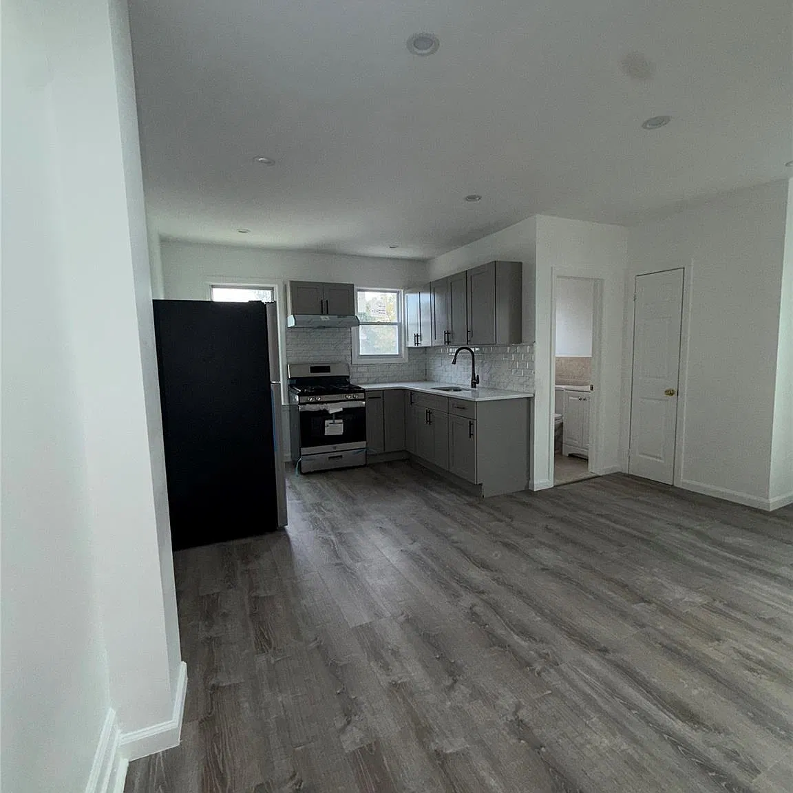 3 bed, 1.0 bath, 700 sqft, $2,600 — Photo 3