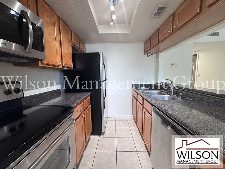 115 E Smith St #8 — Photo 8