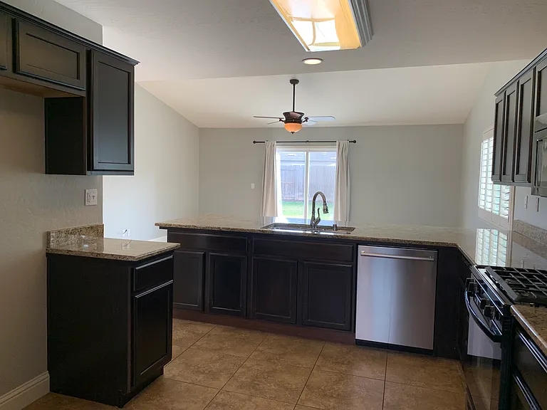2423 W Corvina Ave — Photo 32