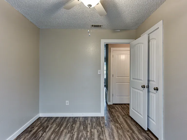 2050 S Saunders St — Photo 11