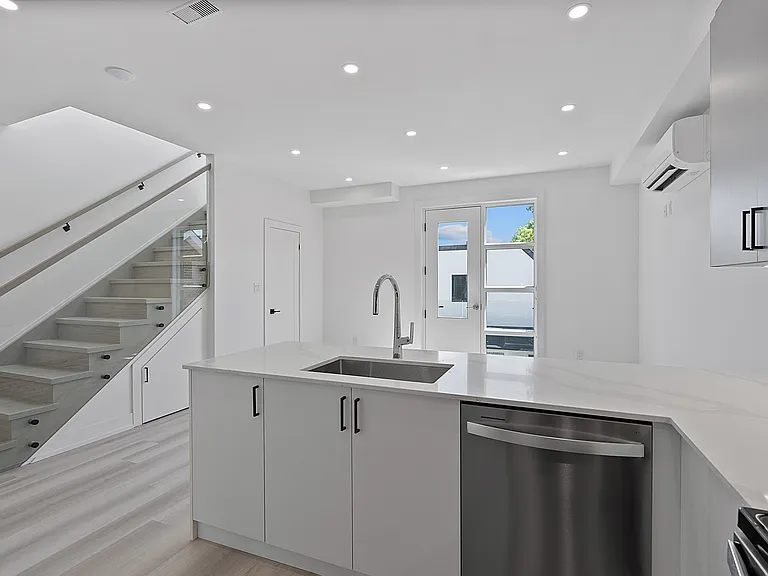 587 Oakwood Ave — Photo 92